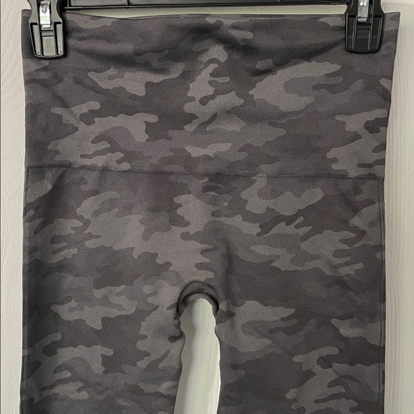 SPANX NWOT Seamless Camouflage Leggings Charcoal Size Medium - Picture 3 of 5